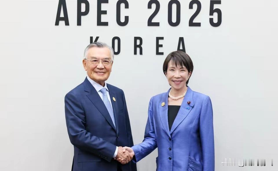 在韩国举行的APEC期间，中方与高市早苗见了面。本以为这位刚上任的日本首相会谨言