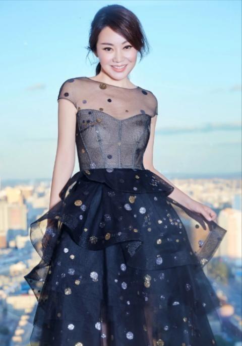 2004年，闫妮的丈夫邹伟提出离婚，闫妮不肯离，她觉得孩子还小，邹伟说：“20万