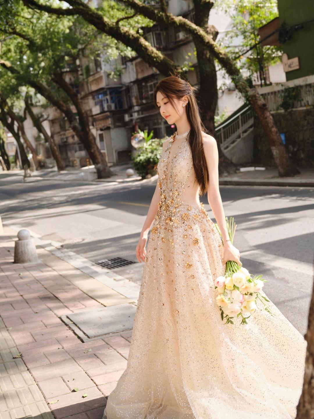 曹斐然这组鎏金裙大片，把“贵气”和“烟火气”平衡得刚刚好！