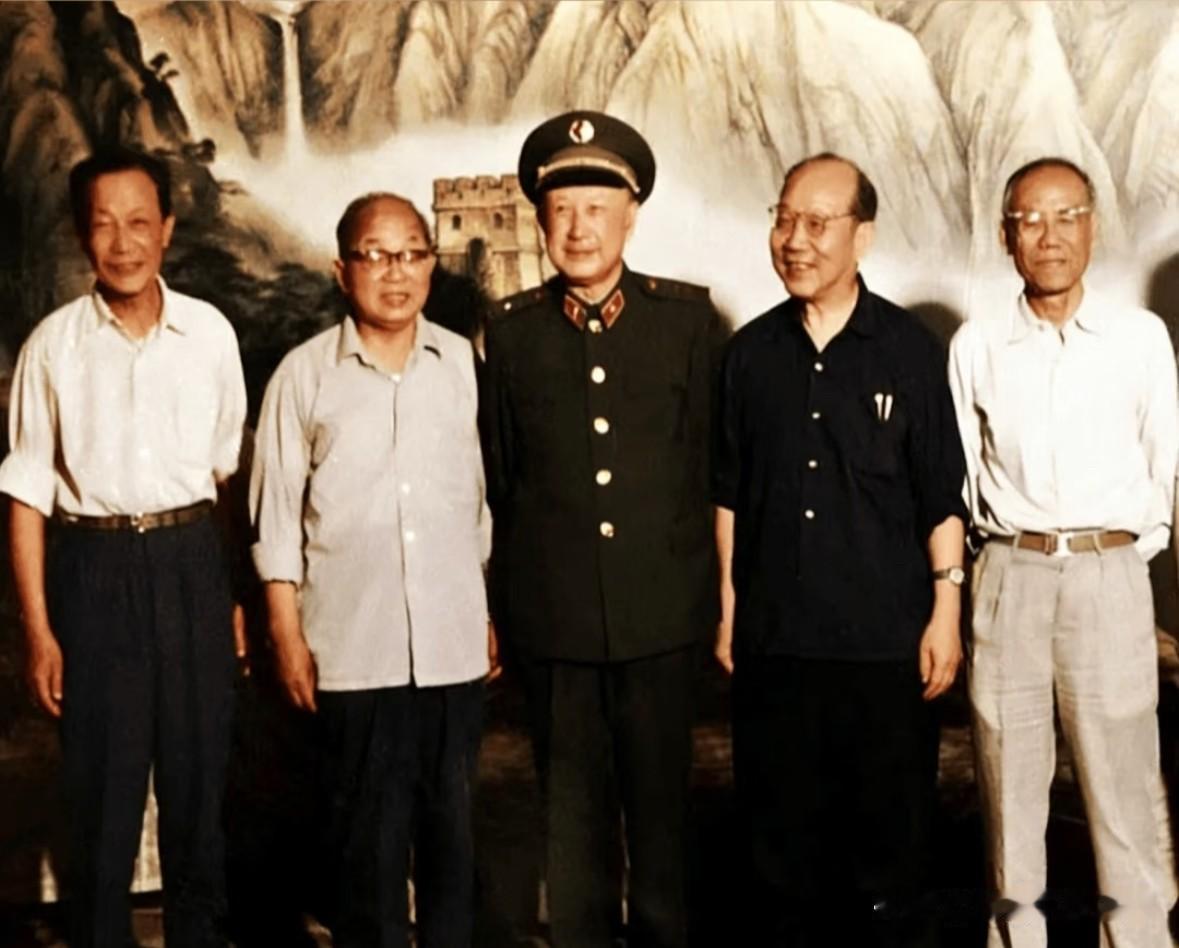 80年代，在人民大会堂，钱学森与“航天四老”黄纬禄、屠守锷、梁守槃、任新民的一张