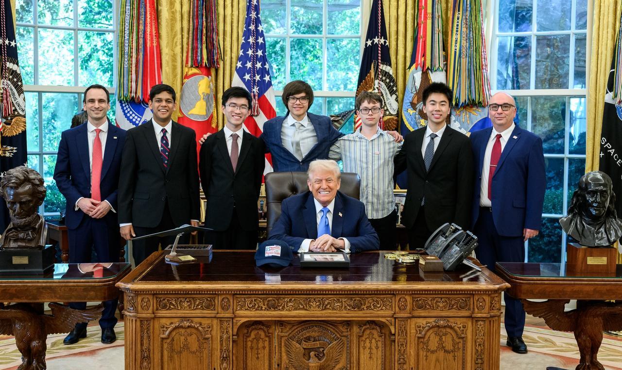 美国物理天才，华裔挑大梁。特朗普在白宫接见五名少年物理天才，由他们组成的美国物理