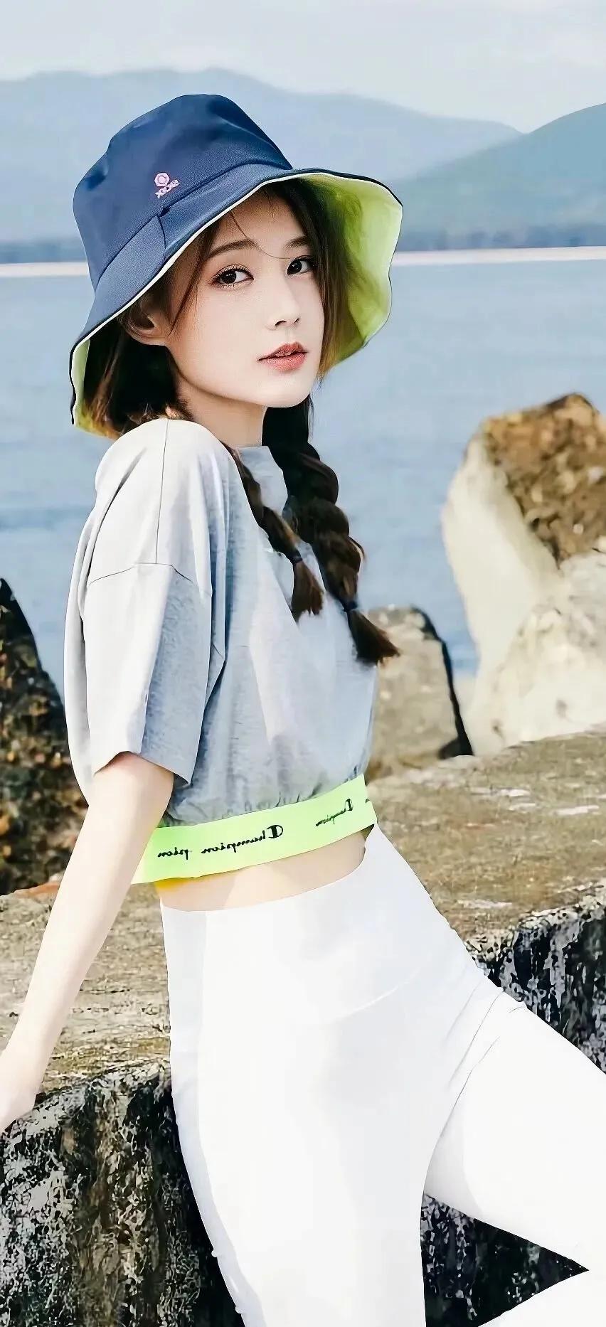 李一桐的身材状态也太好了吧！瑜伽服造型又美又辣，这线条谁看了不心动啊！李一