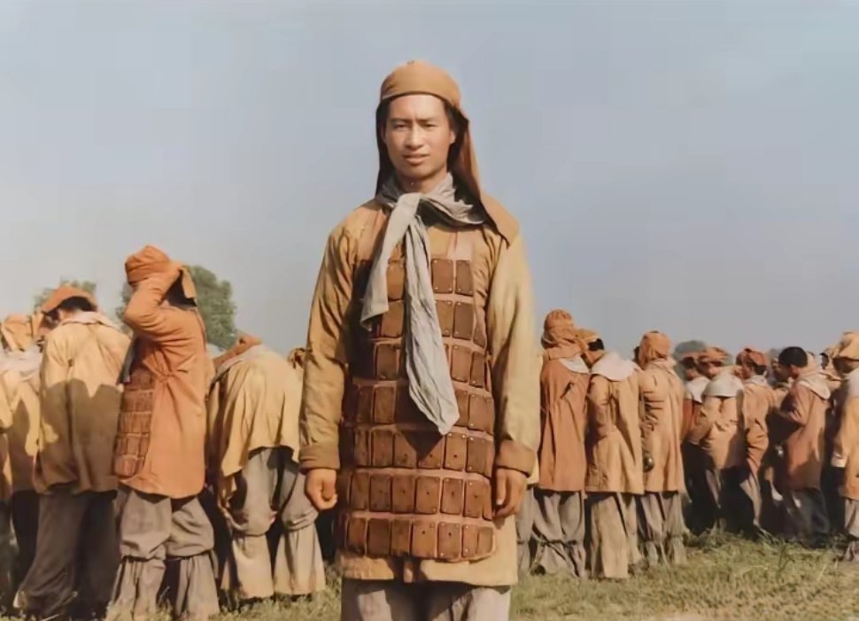 1993年央视拍摄大型古装电视剧《三国演义》的时候，在剧中扮演“魏、蜀、吴”三国