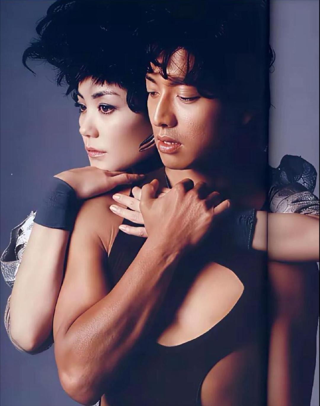 2000年3月，东京街头，王菲和木村拓哉拍了一组写真。​
