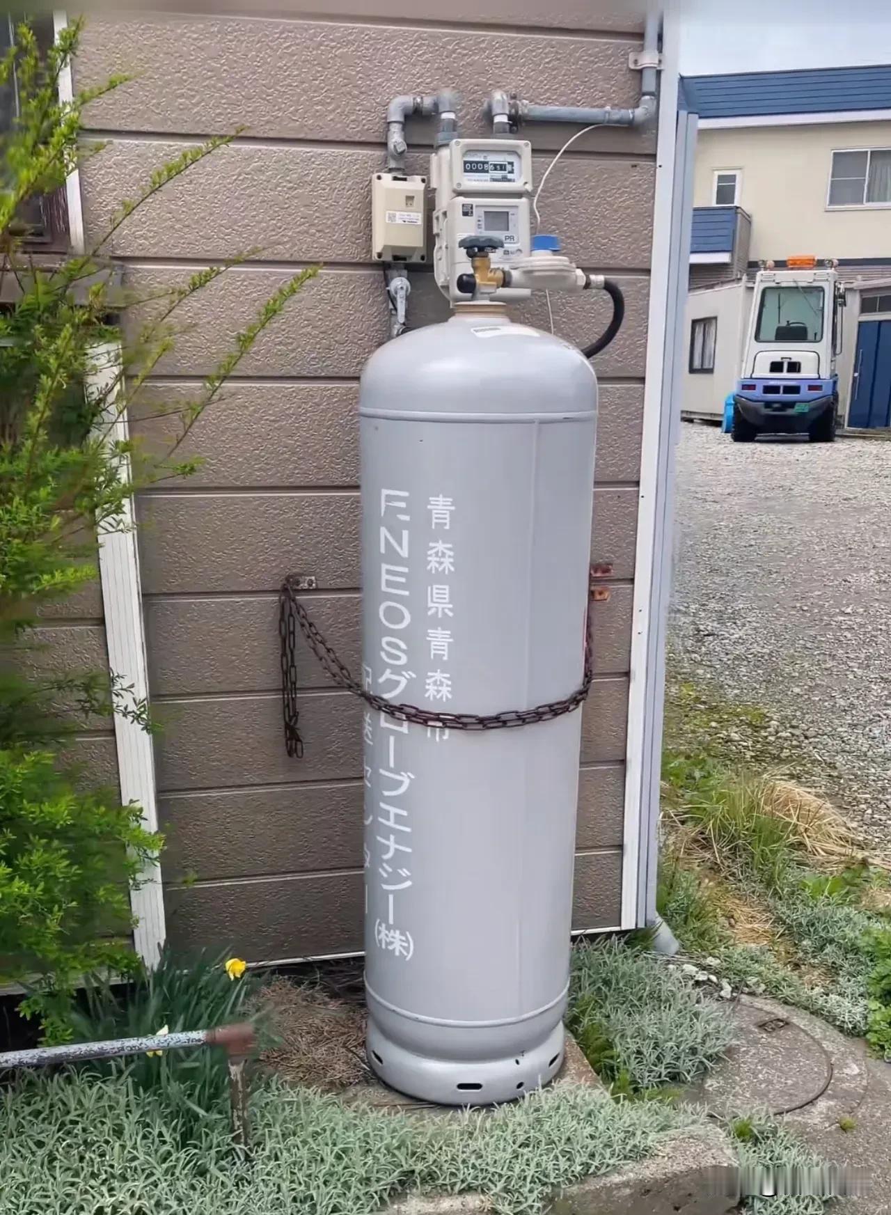 日本煤气罐竟用铁链锁屋外！地震背后的生死设计惊呆国人发现一个奇怪的事情：日本