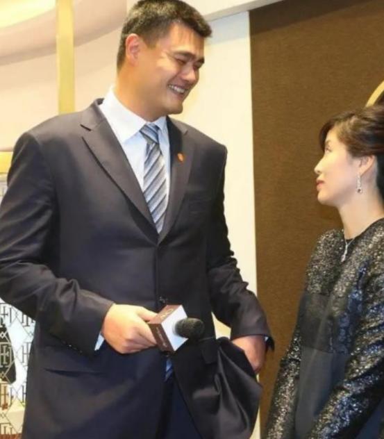 一次，有人问叶莉：“嫁给身高2米26，体重400多斤的姚明是什么样的体验？”叶莉