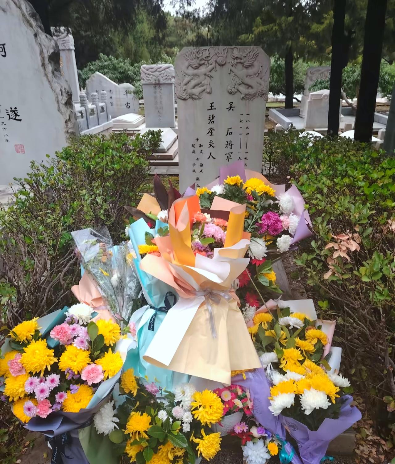 《沉默的荣耀》泪目，北京香山吴石将军墓前摆满了鲜花。吴石将军牺牲44年后，骨