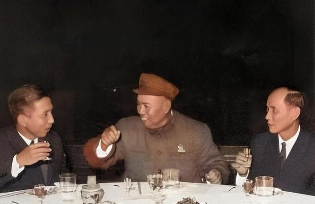 1955年，醉醺醺的许世友，突然接到北京打来的电话，许世友有些不太高兴地说道：“