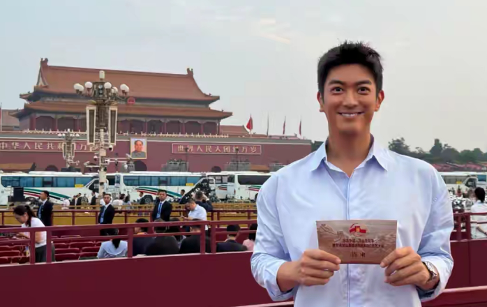 参与阅兵的明星目前已知只有两个！第一个是杜江！第二个是甄子丹！杜江在参加