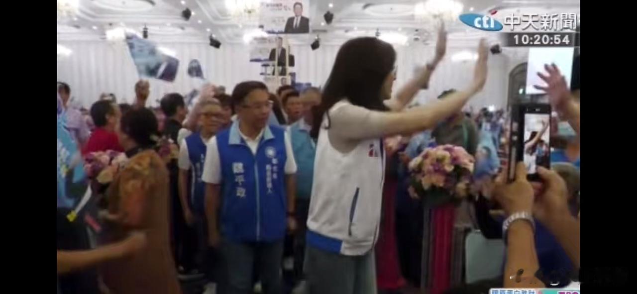 郑丽文又去彰化替魏平政站台助选！然而，彰化县长王惠美却跑去和赖清德同台了，谢衣