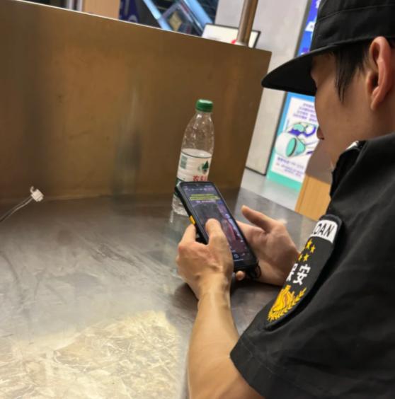 保安岗，现在连55岁的大叔都不愿干了！月薪2500包吃住，以前抢着去，现在求