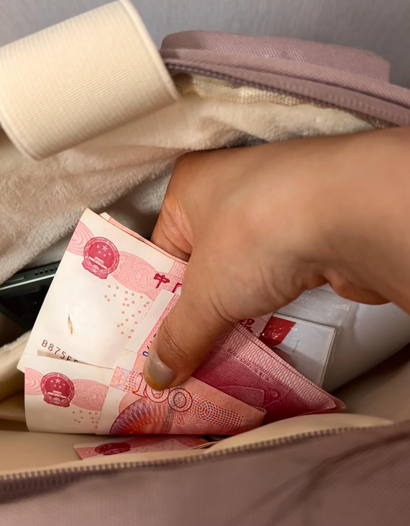 分手之后才在书包夹层里发现……​​​