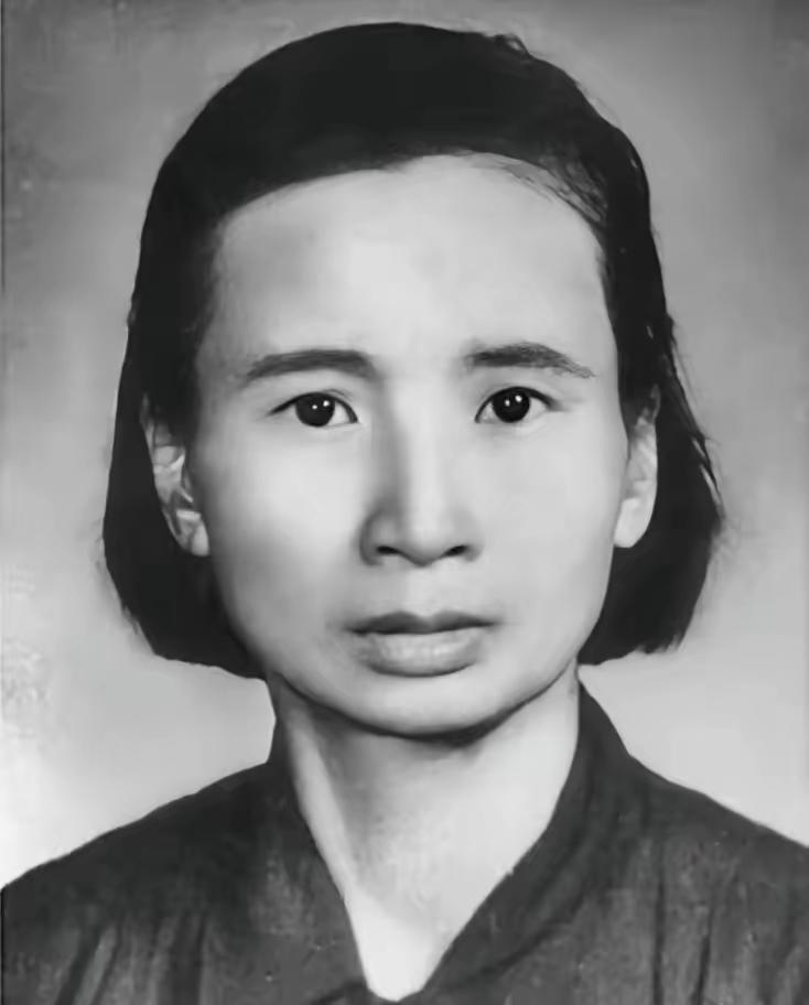 1932年，地下党钱瑛撤退时不幸被捕。她为了不暴露身份，借口肚子疼要去上厕所，趁