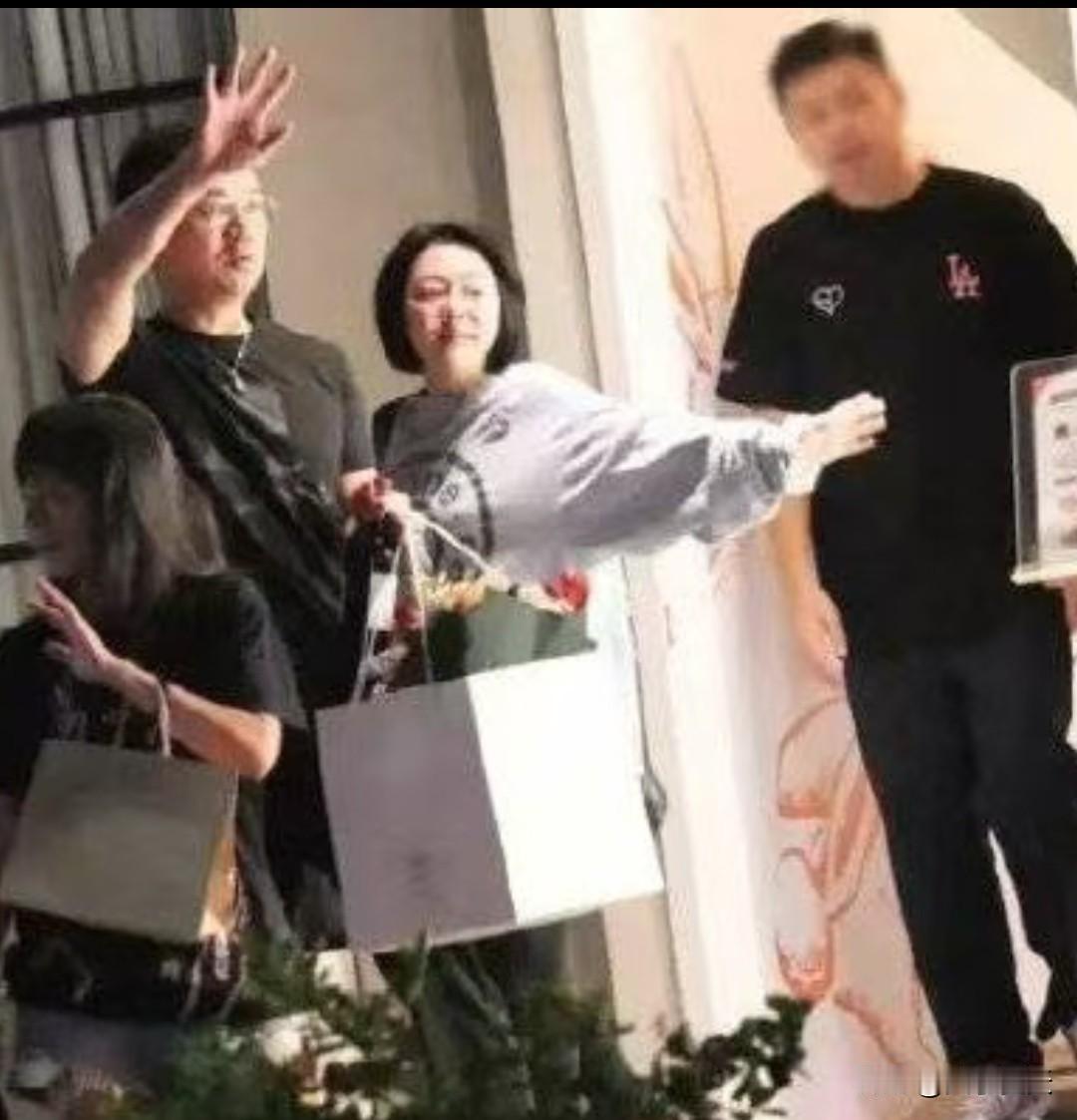 具俊晔参加小S家庭聚餐，庆功宴才是真实的徐家吧！姐夫具俊晔替姐姐尽孝，老公许雅钧