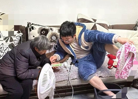 大学生发文吐槽父母：才53岁连高铁票都不会买，评论区现实又扎心