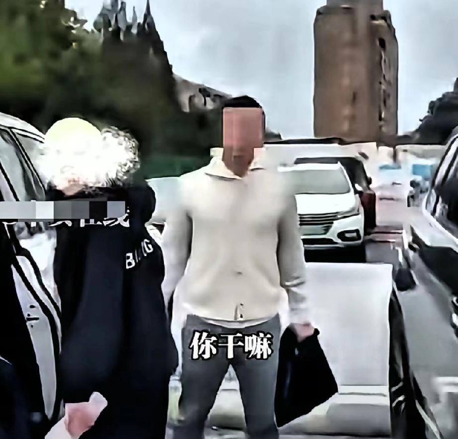 “婚姻里最扎心的，是枕边人早已成了陌生人！”上海某医院停车场内，原配妻子带母亲产