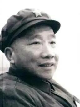 1934年，为了掩护红军主力撤离，18岁的他率领800人断后，不幸身受重伤，他藏