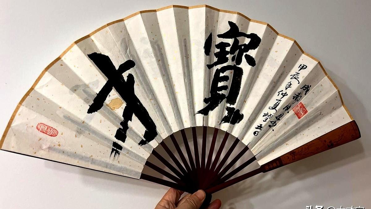 一把扇子，竟能让刀郎在万人演唱会上次次点名？这事儿真让一个叫“才宝”的粉丝办