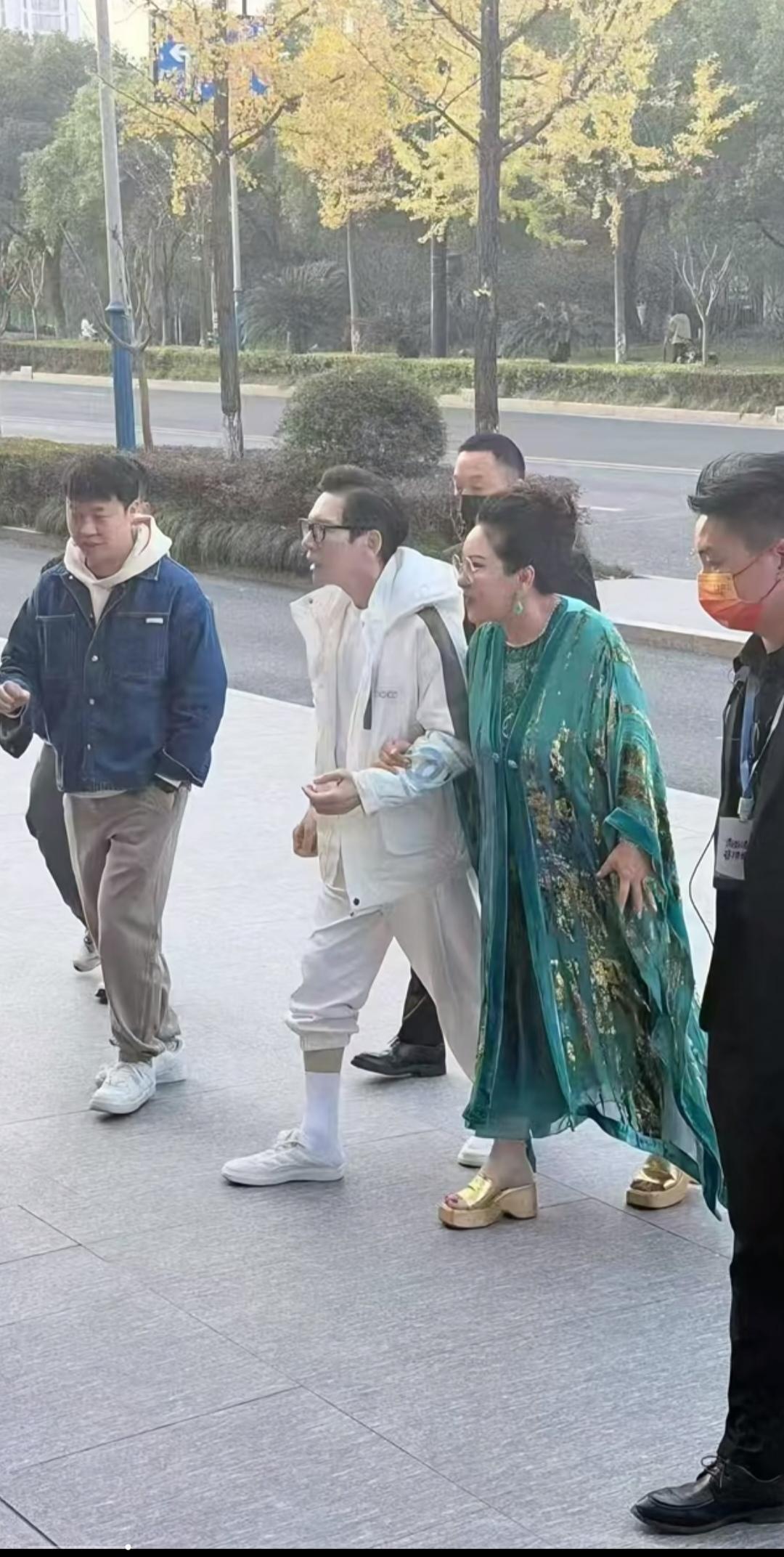 向太穿着露脚的凉鞋不冷吗？