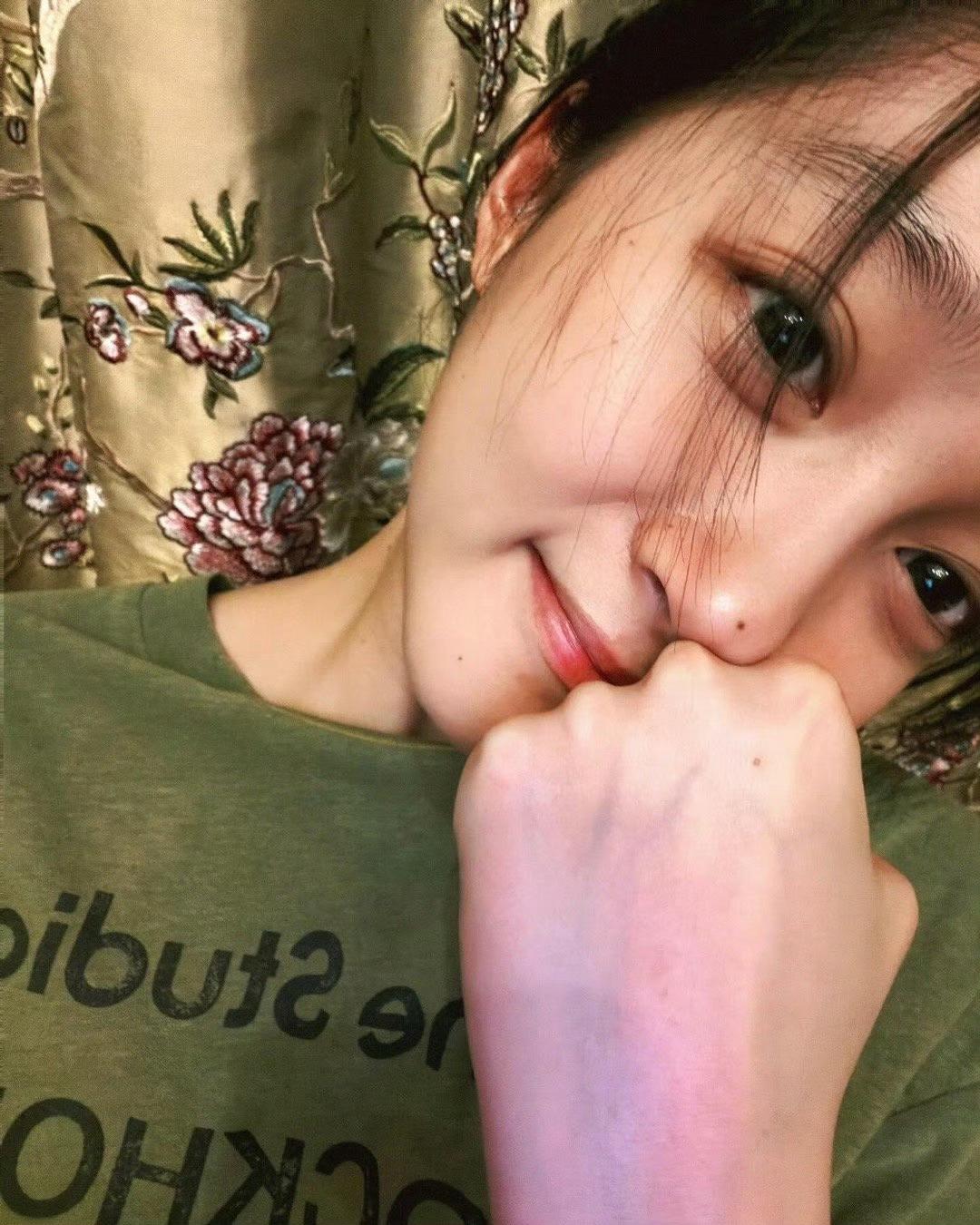 关晓彤好漂亮呀，素素的也好美丽，纯天然大美女