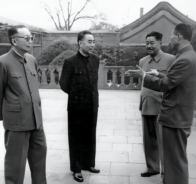 四位开国元勋一起讨论工作。左二是周总理，他是总理。其他三位都当过国务院副总理，都