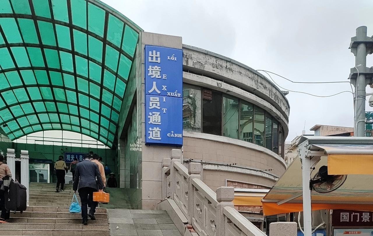 昨天到东兴旅游，发现这边的香烟走私状况还是比常见。走在大街上，只要确认你是外地