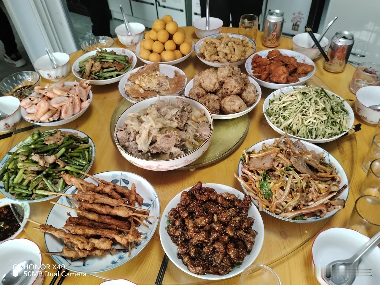 今天我们全家聚会了，去二小姑家，忙活了一下午，总算把菜端上了桌。还炸了知了猴，刚