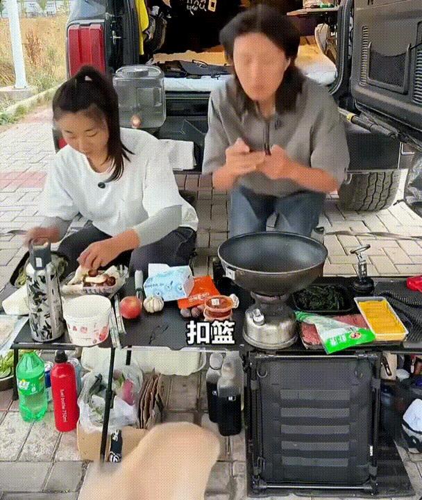 猫：“给你们加个菜”