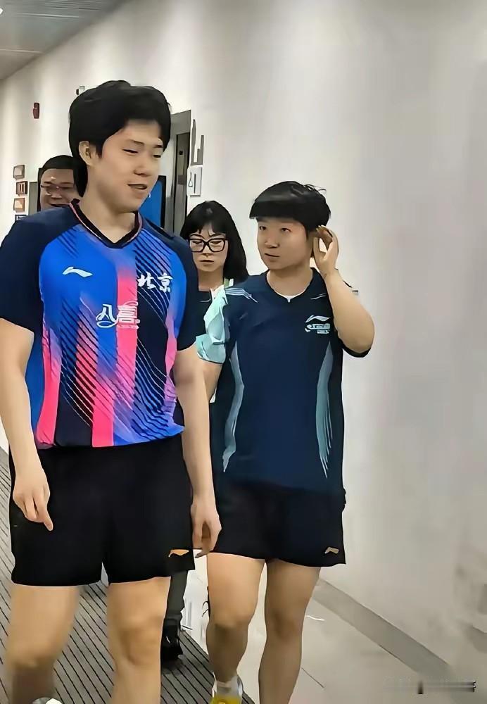 发现了吗？莎头组合的互动越来越少了，难怪混双会连续爆冷，如今的莎头，早已
