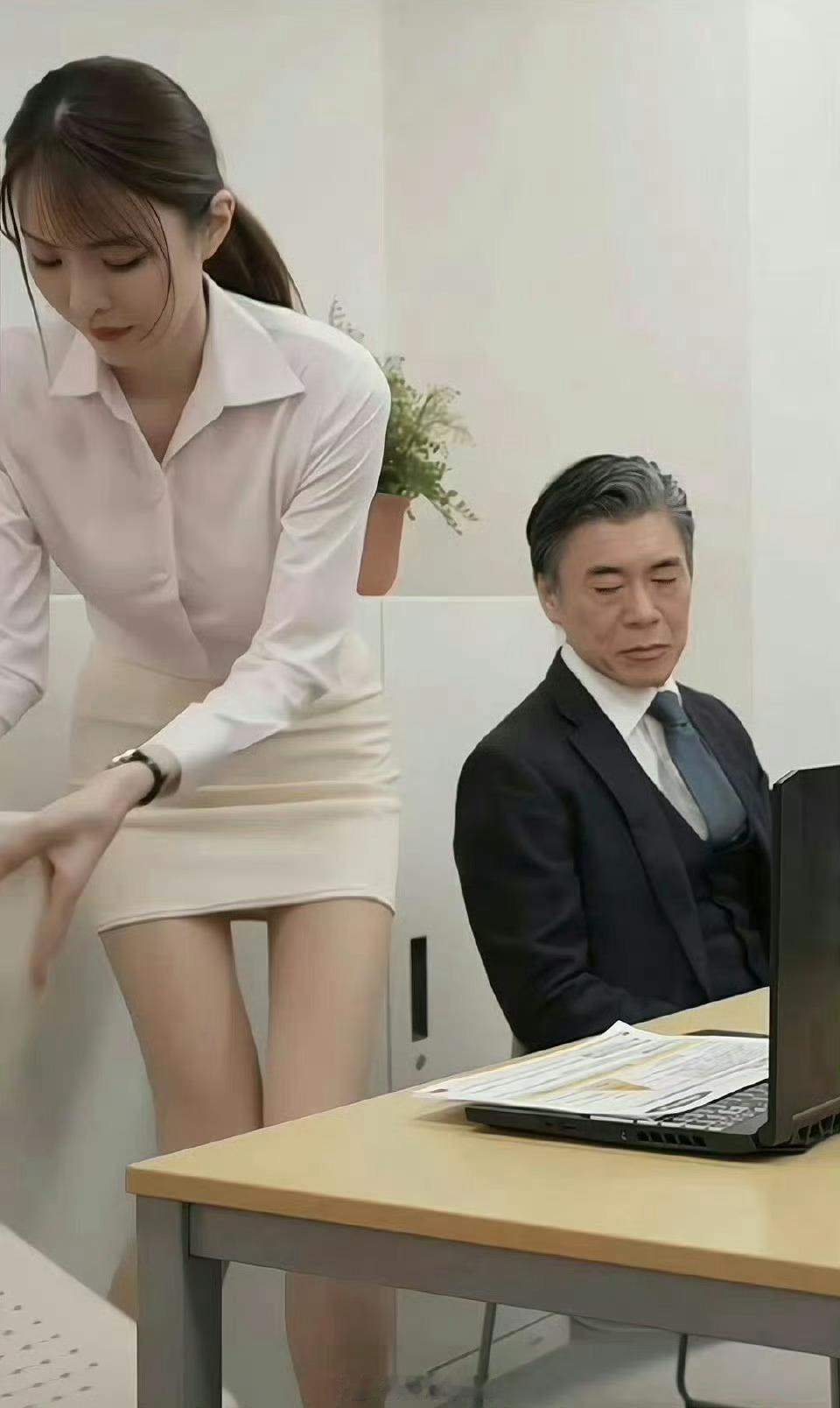 这老头瞅啥呢？