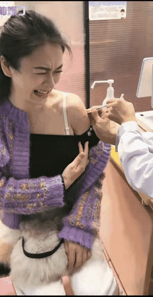 看女的那表情，看着就觉得心疼，怎么那么怕打针，简直是煎熬！