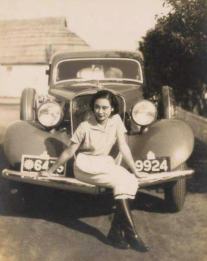 1938年，41岁戴笠借口加班，把秘书余叔恒，带到了卧房，戴笠递给她一杯咖啡：“