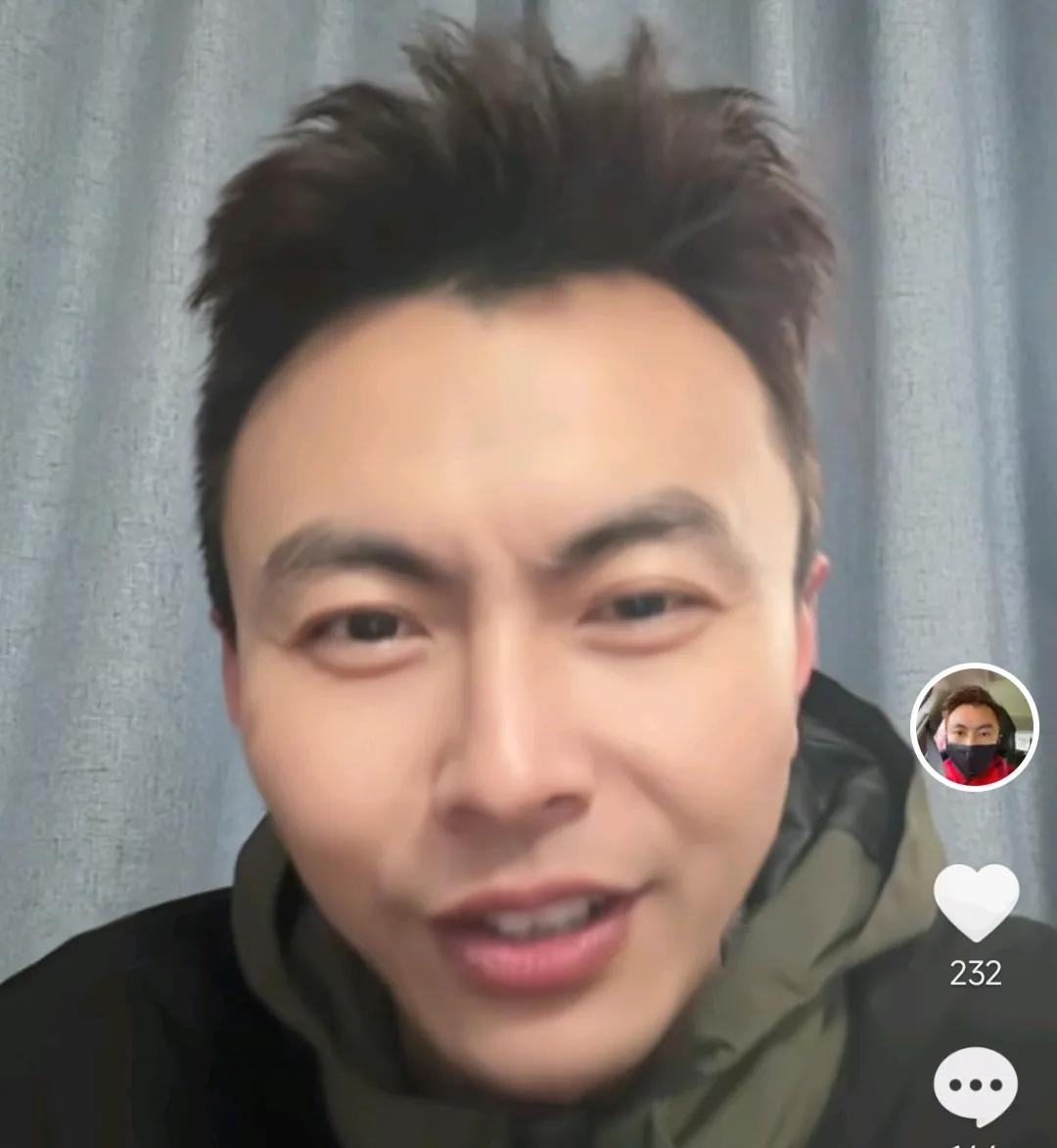 海港球迷邱少表示，上海海港俱乐部管理层比上海申花专业多了。邱少在直播时认为，上