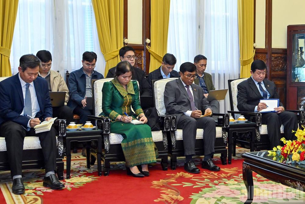 都在埋头做笔记！柬埔寨代表团拜会越南梁强时，表现得如此的谦卑，甚至柬埔寨驻越南大