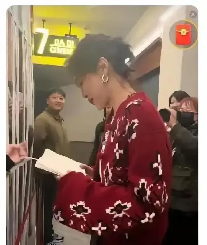 辛芷蕾回鹤岗路演，刚站上台，底下一位大哥扯嗓子喊：蕾子，我是你初中同桌！她愣两