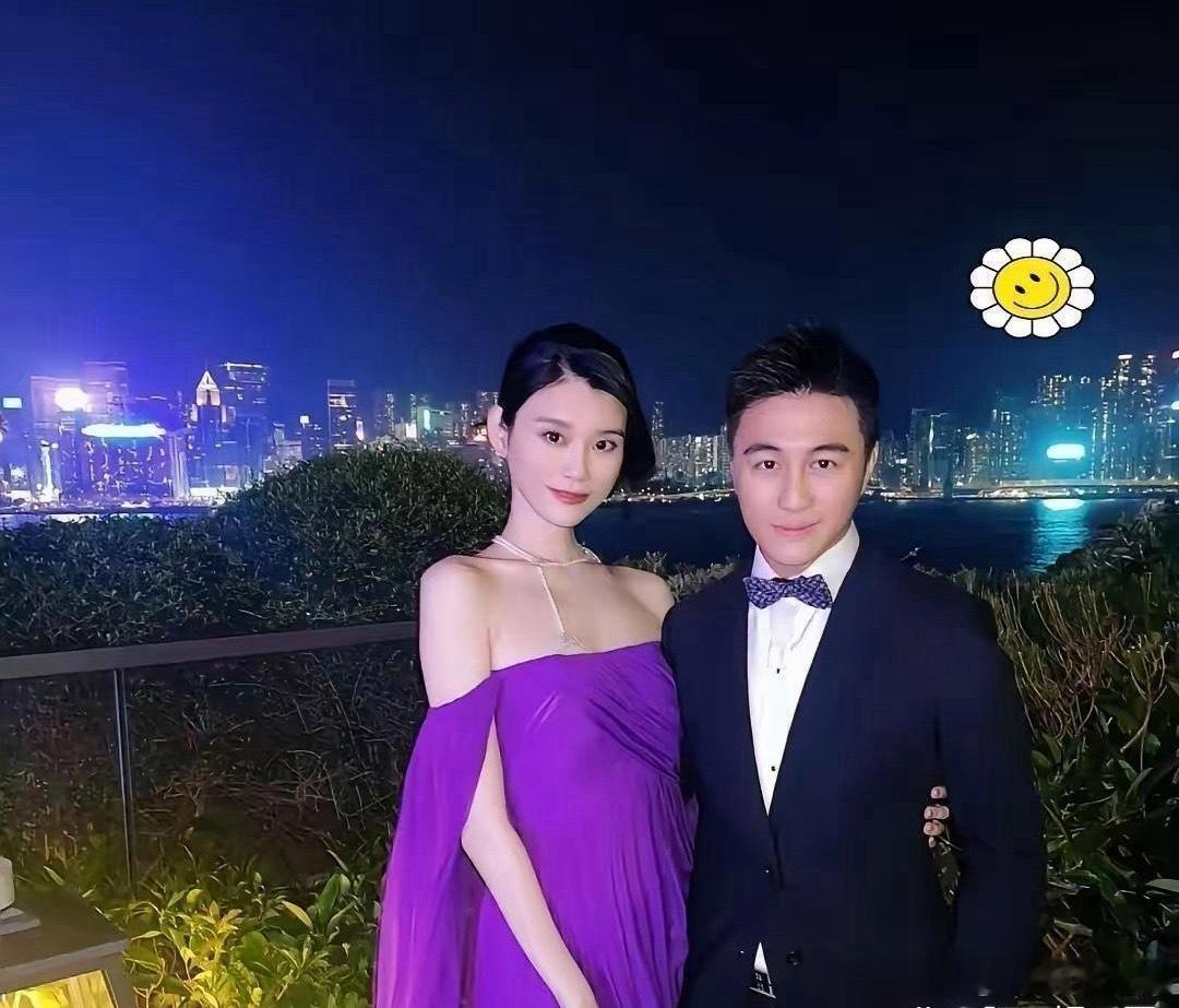 奚梦瑶何煪君伴手礼邀请函上那个不起眼的细节：落款写的是“奚梦瑶与何猷君”。在豪门