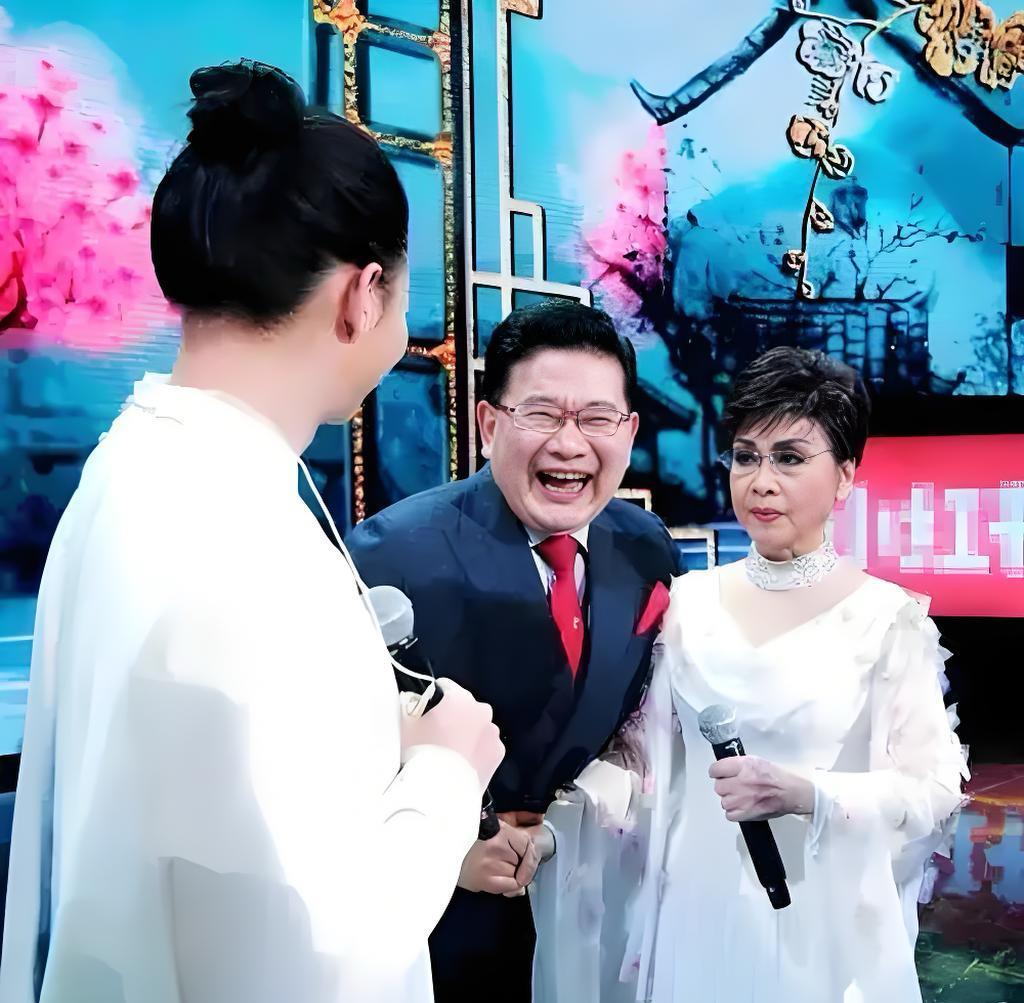 #明星#右边身穿白色长裙的女士，是我国著名歌唱家李谷一。她演唱的《难忘今宵