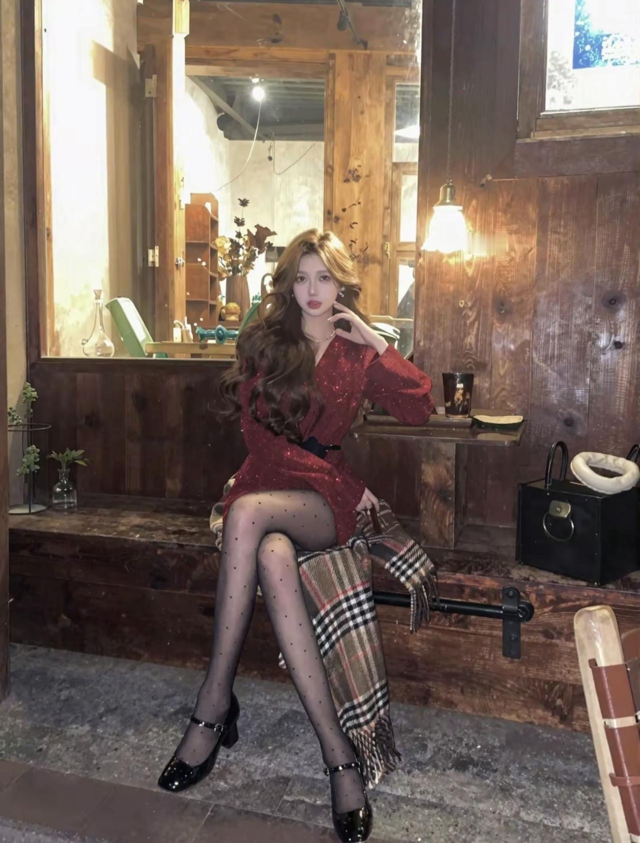 红棕调的复古氛围里，藏着一份慵懒的浪漫🎞️