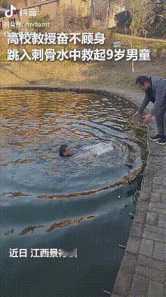 江西景德镇，9岁男孩不慎掉入湖中，漂浮在水面上，已然失去意识。一位中年男子见状，