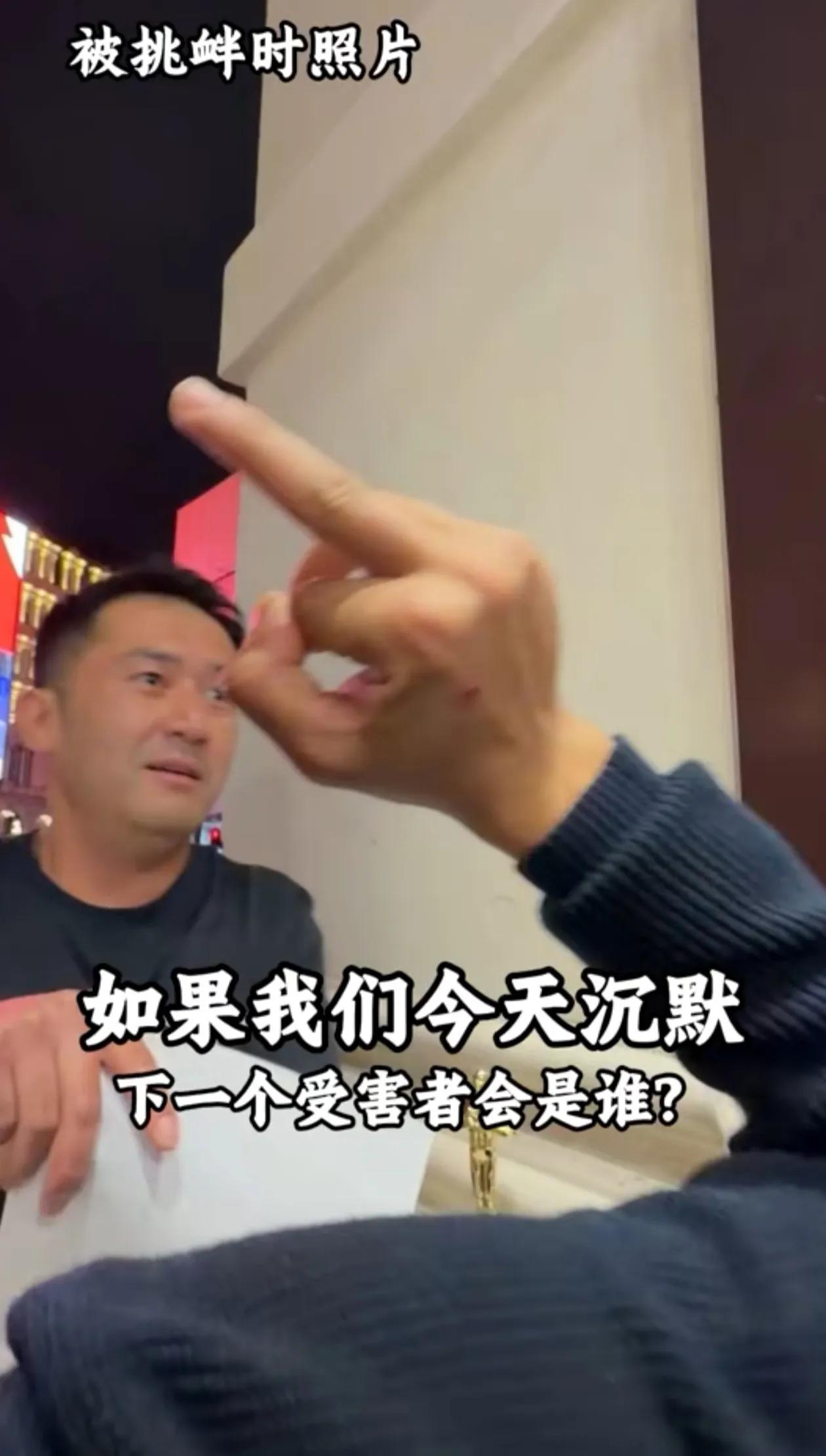 这是发生在英国伦敦的一个事件，晚上两名中国人在街头直播，过来三个英国年轻人，开始