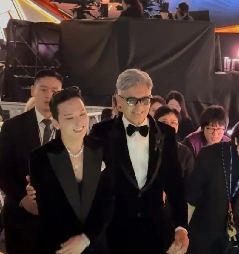 娱乐圈的身高就是个迷也不知道是谁说了谎你看昨天的颁奖典礼上，周润发与权志