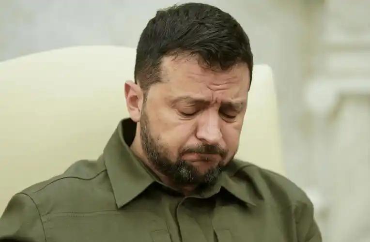 泽连斯基要顶不住了。 11月19日，美国开始加大对乌克兰的压力，要求泽连斯基