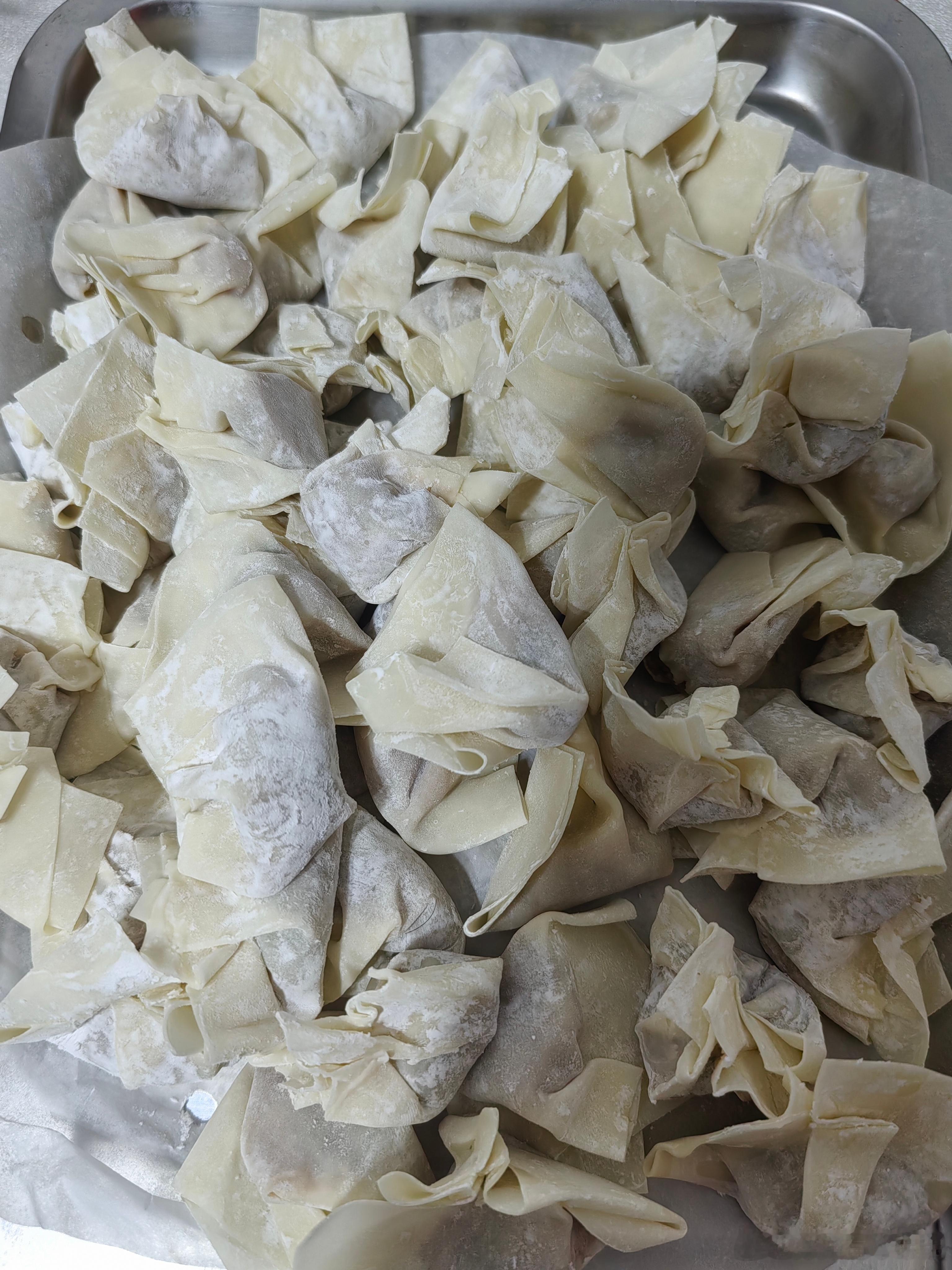今天的早餐是馄饨昨天晚上我自己包的芹菜肉馅​​​
