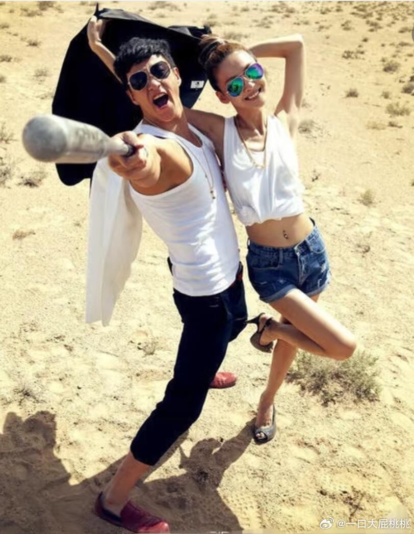 何润东跟老婆当年的沙漠婚纱照，他好像也没啥7788的绯闻虽然长的很像花心的