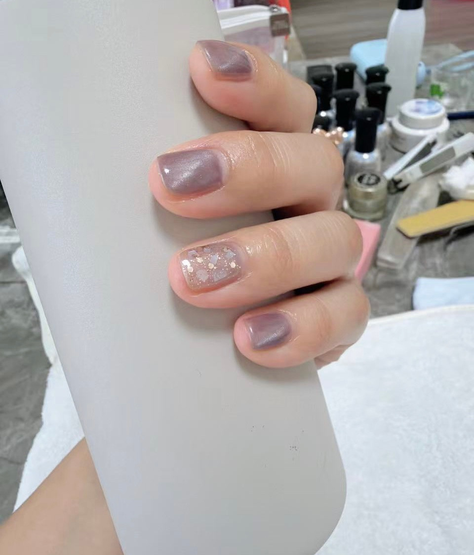 楼上的姐姐来我家玩帮她做了个美甲。我搞的慢，她还说我差生文具多。不好看吗？忘