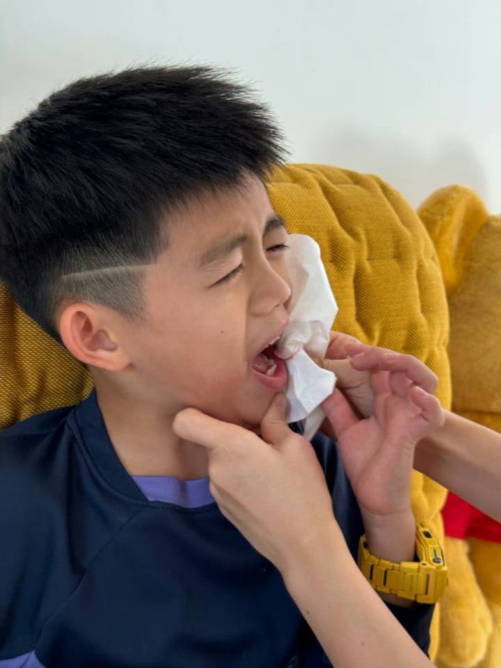 媳妇在给崽崽拔牙，崽崽又哭又闹，媳妇也有些崩溃，拔了几分钟还没拔完，我想着要不进