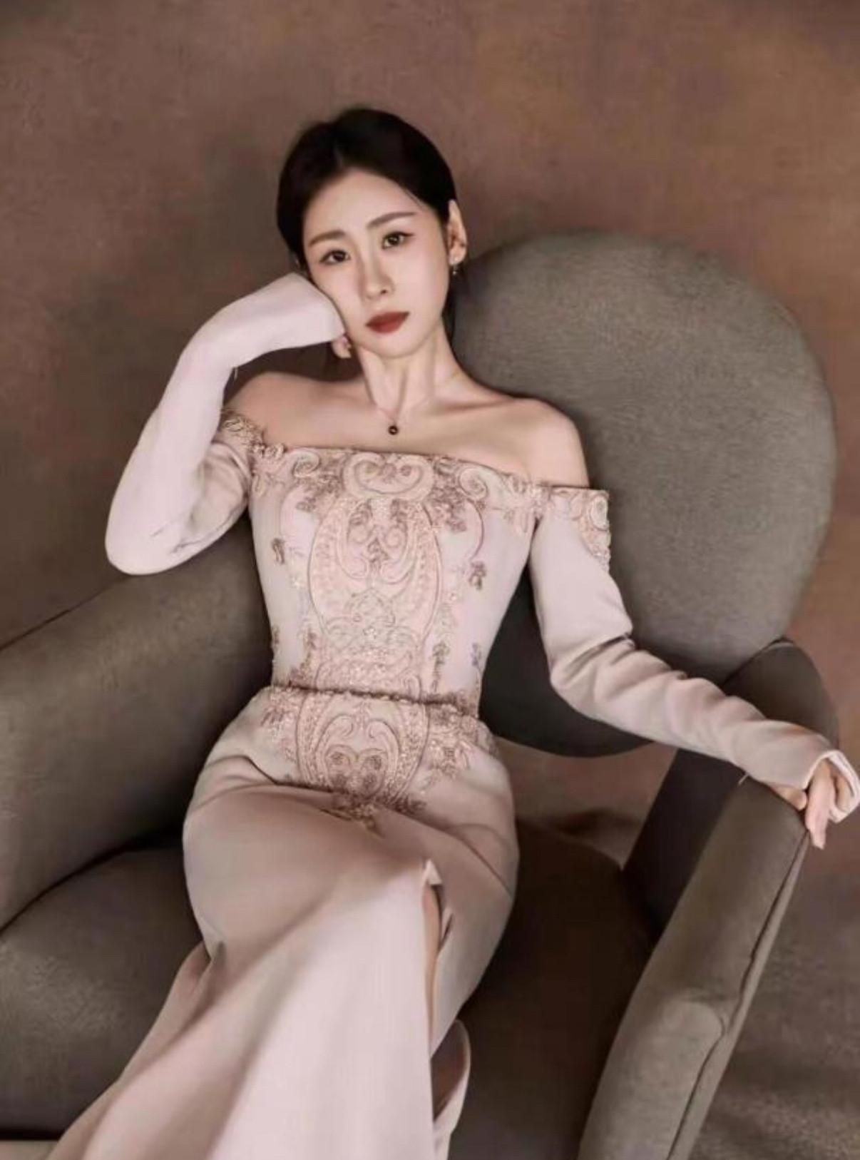 张碧晨这腰臀这哪像生过娃的