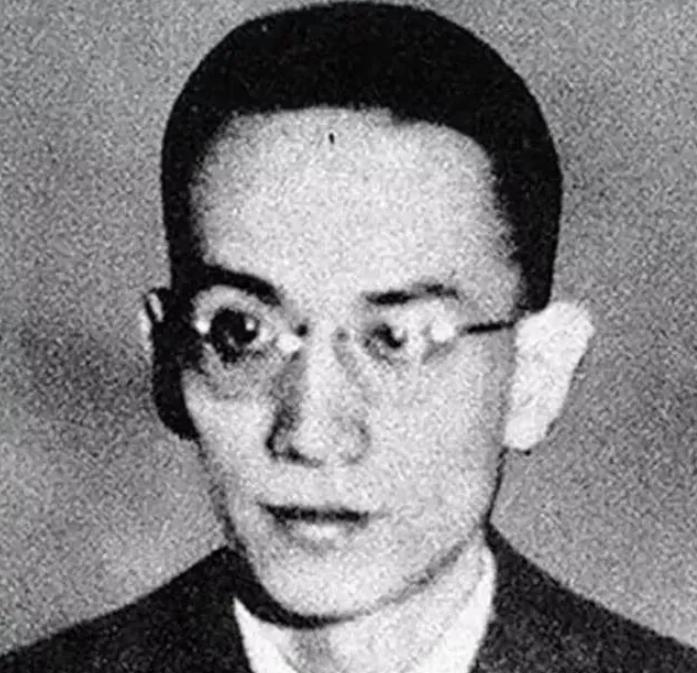 1946年，抗战胜利一周年，大汉奸万里浪被押赴刑场，就在行刑队长魏桂龙举枪瞬间，