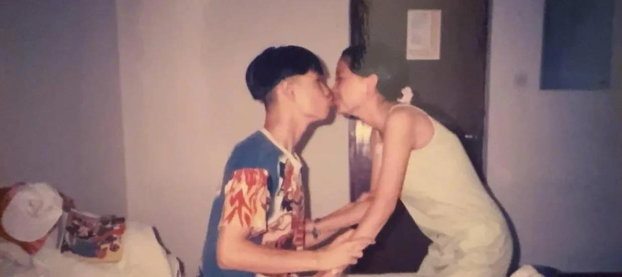 小沈阳晒出与妻子沈春阳的亲吻照，纪念结婚21周年。他配文感谢妻子，称往后余生继续