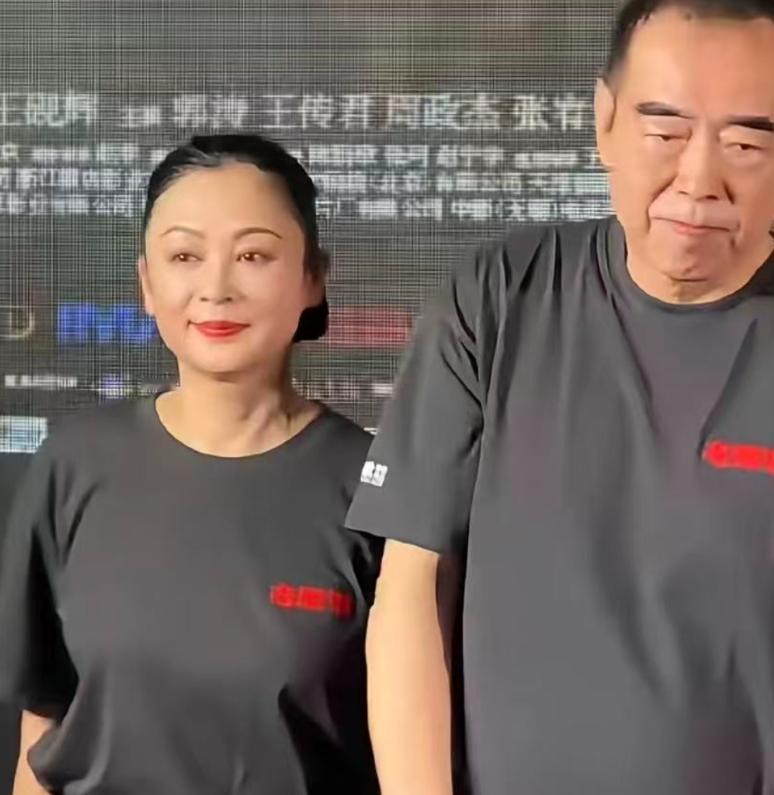 陈凯歌肯定是嫌弃陈红老了！最近陈凯歌和陈红一起出席活动，但是明显的能看出来，陈